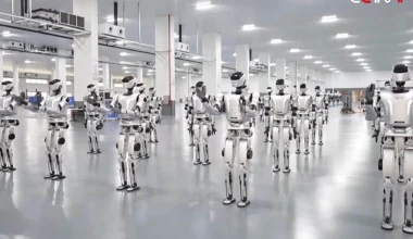 Κίνα: Στρατός από ρομπότ στο «άψε-σβήσε» – Εργοστάσιο κατασκευάζει ένα ανθρωποειδές ρομπότ κάθε μισή ώρα