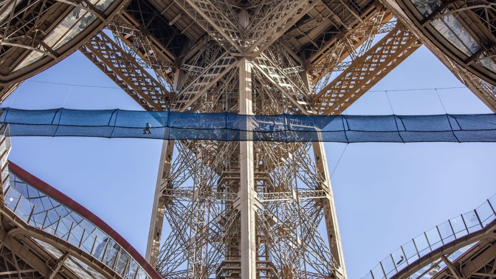 Δεν είναι για όσους έχουν υψοφοβία: Τουρίστες περπατούν σε αιωρούμενη γέφυρα στον Πύργο του Άιφελ (βίντεο)