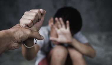 Βόλος: Γονείς κακοποιούσαν συστηματικά τα παιδιά τους – Τα χτυπούσαν με μαστίγιο αλόγων – Έφτυναν στο πιάτο τους