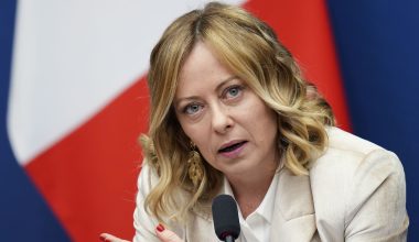 Τζ.Μελόνι: Ξαφνική επίσκεψη στη Σαουδική Αραβία