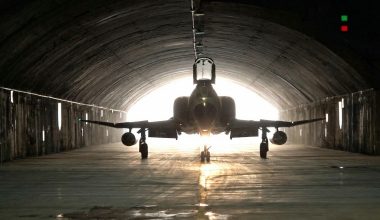 Το Ιράν απογείωσε για πρώτη φορά  μαχητικά αναχαίτισης από τις υπόγειες αεροπορικές βάσεις