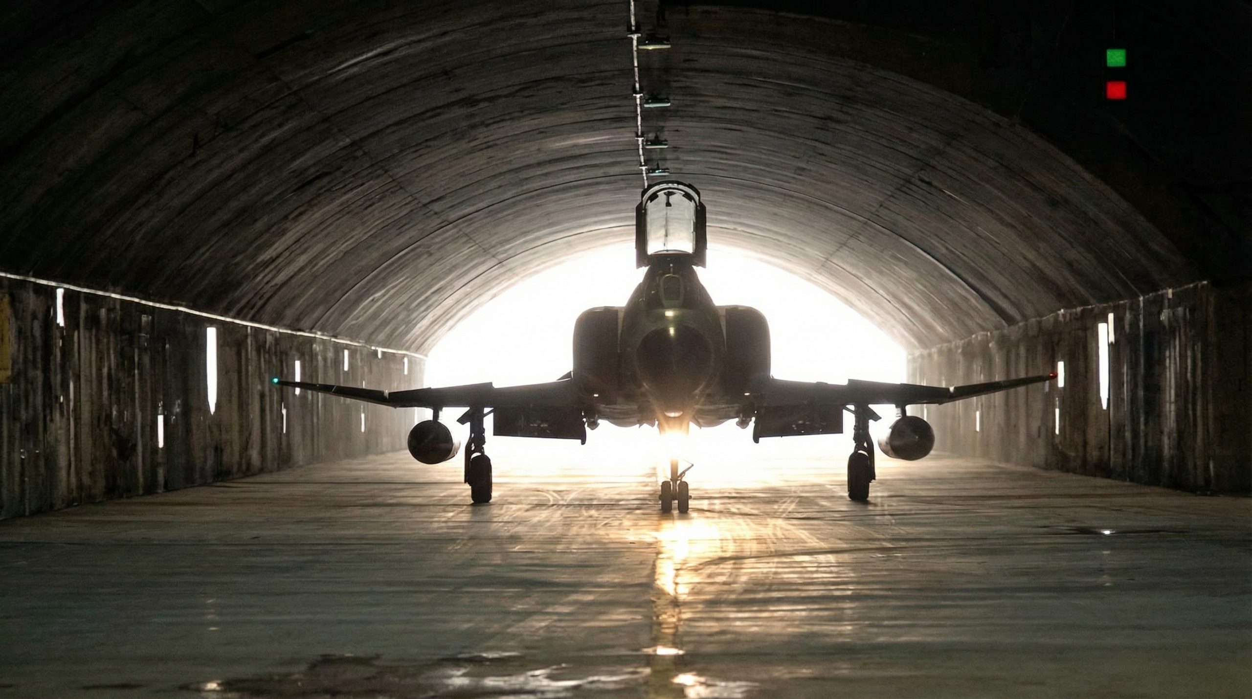 Το Ιράν απογείωσε για πρώτη φορά  μαχητικά αναχαίτισης από τις υπόγειες αεροπορικές βάσεις