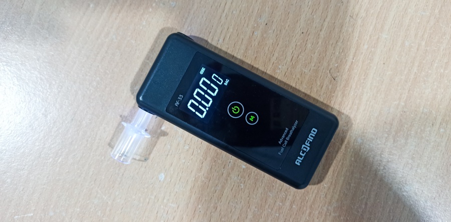 Φορητά και φτηνά αλκοτέστ: Η νέα τάση των οδηγών για να αποφεύγουν τα πρόστιμα – Τι μπορεί να πάει «λάθος»