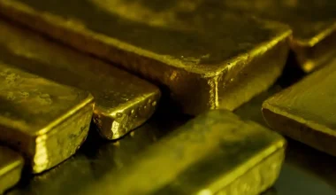 Γλυφάδα: Παρίσταναν τους υπαλλήλους εταιρείας ρεύματος – Τον έπεισαν να τους δώσει ράβδους χρυσού και 2.500 ευρώ