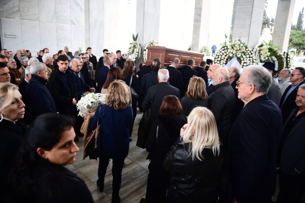 Συγγενείς και φίλοι αποχαιρέτησαν το «ύστατο χαίρε» στον Βασίλη Γκούμα – Δείτε φωτογραφίες