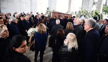 Συγγενείς και φίλοι αποχαιρέτησαν το «ύστατο χαίρε» στον Βασίλη Γκούμα – Δείτε φωτογραφίες