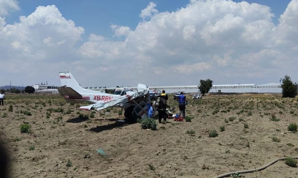«Βουτιά» θανάτου για μικρό αεροσκάφος στο Μεξικό: Νεκροί και οι 4 επιβαίνοντες μετά την συντριβή του (βίντεο)