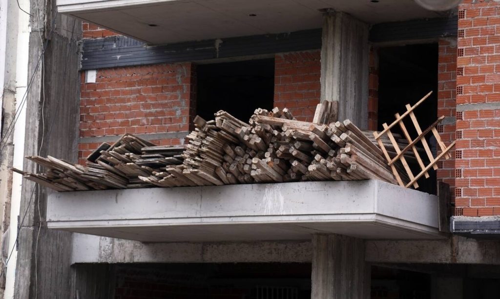 Εργατικό ατύχημα στην Καλαμάτα: 58χρονος έπεσε από τρίτο όροφο οικοδομής – Η ανακοίνωση του Συνδικάτου Οικοδόμων