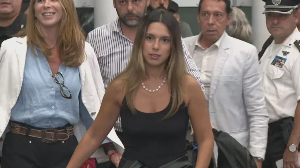 Σάλος στη Βραζιλία: Γνωστή δικηγόρος από την Αργεντινή έκανε τη μαϊμού δείχνοντας άτομα σε μπαρ του Ρίο (βίντεο)