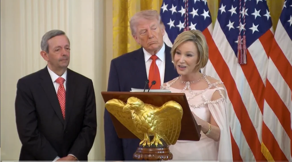 Γυναίκα πάστορας το παράκανε λιγάκι: Γιατί παρομοίασε τον Ν.Τραμπ με τον… Χριστό – «Είναι ίδιοι» (βίντεο)