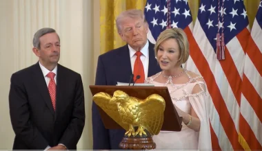 Γυναίκα πάστορας το παράκανε λιγάκι: Γιατί παρομοίασε τον Ν.Τραμπ με τον… Χριστό – «Είναι ίδιοι» (βίντεο)