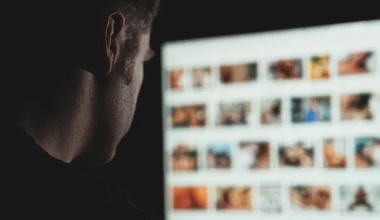 Βρετανία: Το revenge porn… αλλιώς: Έστειλε φωτογραφία του πρώην της στη μητέρα του – «Αυτός είναι ο γιος σου»