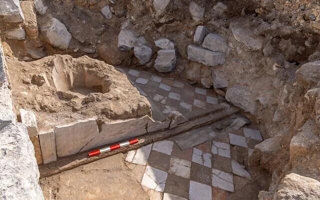 Σπουδαία ανακάλυψη στο Ισραήλ: Εντοπίστηκε αρχαίο μαρμάρινο σκεύος ηλικίας 1.300 ετών σε βυζαντινή εκκλησία (φώτο)