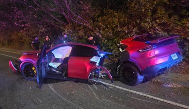 Απίστευτο τροχαίο: Porsche Cayenne διαλύθηκε στα δύο αλλά ο οδηγός βγήκε ολοζώντανος (φώτο)