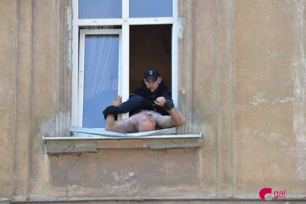 Πρώην Ουκρανός αξιωματικός βγήκε στο μπαλκόνι γυμνός και απειλούσε ότι θα αυτοκτονήσει – Δείτε βίντεο