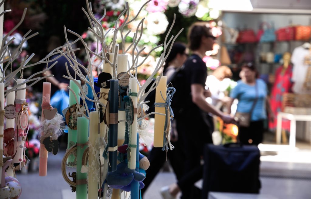 «Τσούζει» το φετινό πασχαλινό «πακέτο» του νονού: Πόσο κοστίζουν λαμπάδες, σοκολατένια αυγά και τσουρέκια