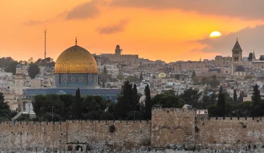 Πολλαπλές εκρήξεις ακούστηκαν κοντά στην Ιερουσαλήμ – Αποδίδονται στην εκτόξευση ιρανικών πυραύλων