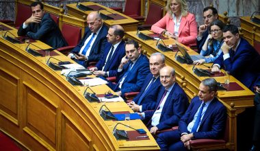 Διάλογοι «φωτιά» καίνε τα άπληστα στελέχη της ΝΔ για τον ΟΠΕΚΕΠΕ: «Να βάλουμε δύο-δυόμισι εκατ. στους δικούς μας!»