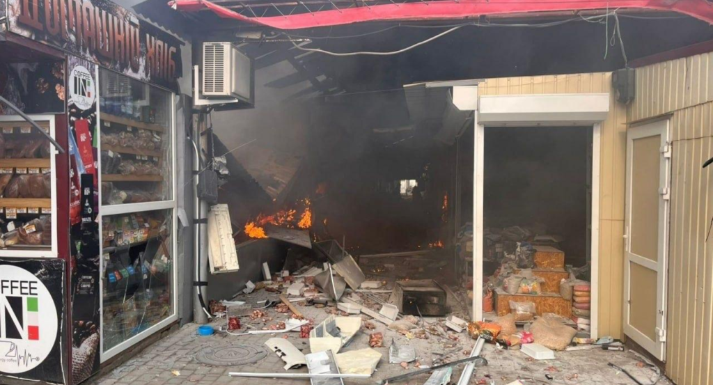 Ρωσικό Geran-2 «έσκασε» τη λάθος στιγμή σε αγορά της ουκρανικής Νικόπολης – Δείτε φωτογραφίες (σκληρές εικόνες)