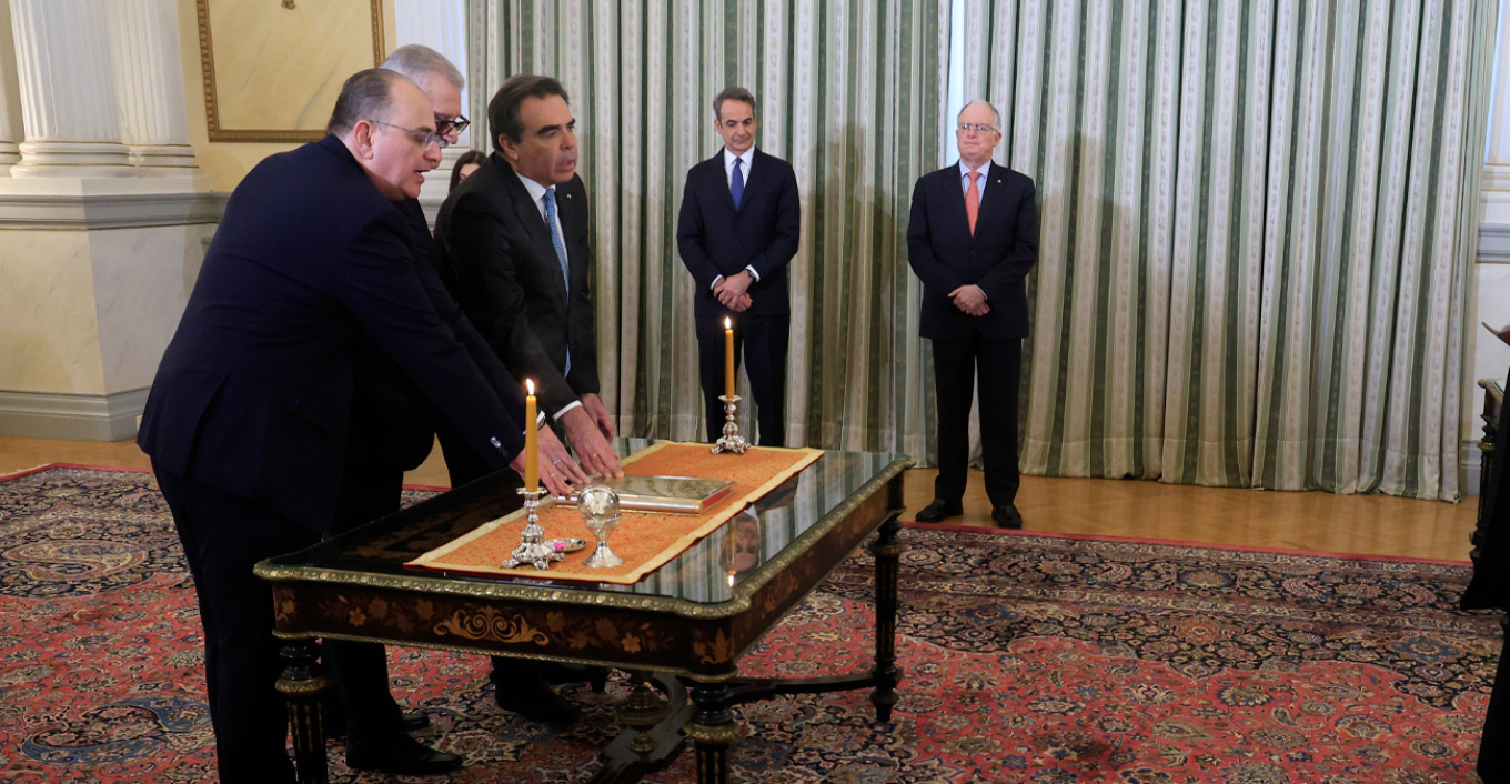 Ορκίστηκαν μέσα σε «βαρύ» κλίμα οι νέοι υπουργοί και υφυπουργοί που προέκυψαν από την απάτη του ΟΠΕΚΕΠΕ