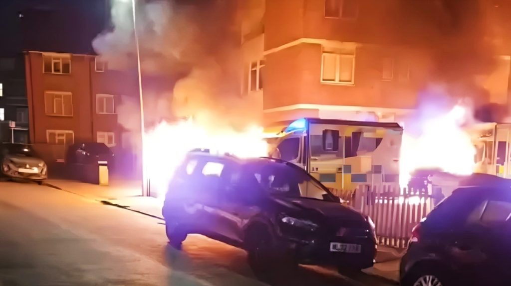 Η βρετανική Αστυνομία συνέλαβε τρεις αλλοδαπούς Μουσουλμάνους για την εμπρηστική επίθεση σε εβραϊκή συναγωγή