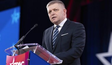 Ρ.Φίτσο: «Η ΕΕ να άρει τις κυρώσεις σε ρωσικό πετρέλαιο και αέριο»