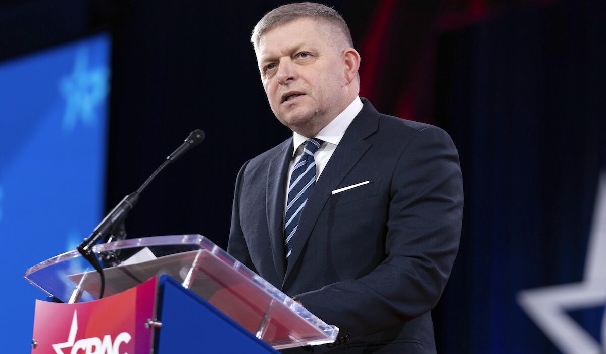 Ρ.Φίτσο: «Η ΕΕ να άρει τις κυρώσεις σε ρωσικό πετρέλαιο και αέριο»