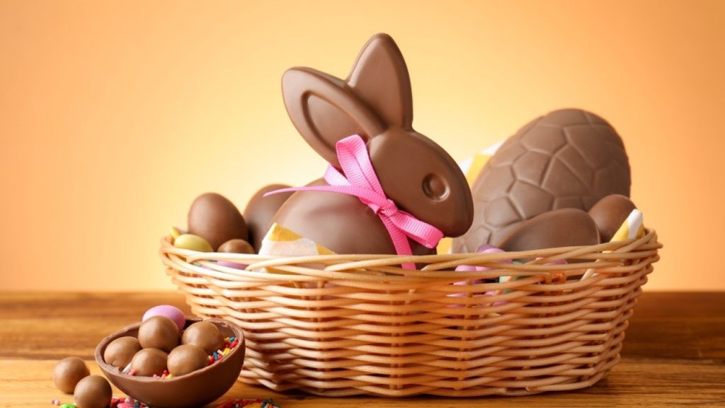 Ειδικός αποκαλύπτει: Αυτός είναι ο σωστός τρόπος για να ανοίξετε τα σοκολατένια πασχαλινά αυγά (βίντεο)