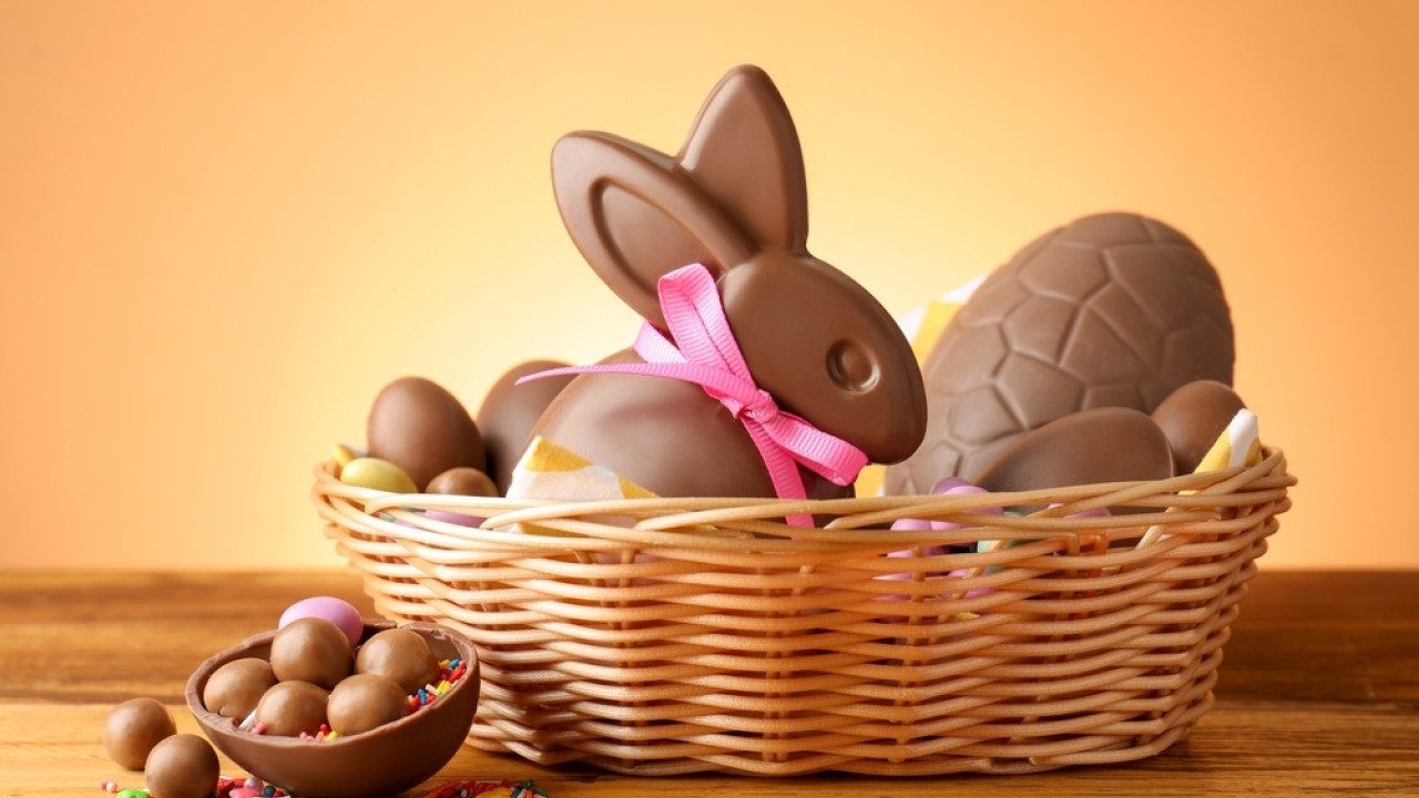 Ειδικός αποκαλύπτει: Αυτός είναι ο σωστός τρόπος για να ανοίξετε τα σοκολατένια πασχαλινά αυγά (βίντεο)