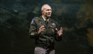 Ρ.Τζορτζ: «Ένας τρελός οδηγεί πλέον τον αμερικανικό Στρατό προς την ολοκληρωτική καταστροφή»