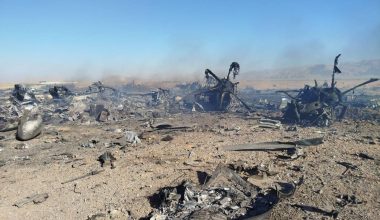 Οι Ιρανοί καταφτάνουν μαζικά στο σημείο των συντριμμιών των αμερικανικών C-130 – H αμερικανική σημαία ανάποδα