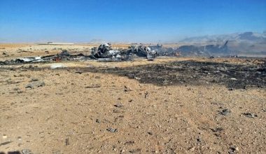 Οι Ιρανοί καταφτάνουν μαζικά στο σημείο των συντριμμιών των αμερικανικών C-130 – H αμερικανική σημαία ανάποδα