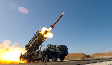 Αμερικανικός Patriot έπεσε επάνω σε  διυλιστήριο στο Μπαχρέιν!– Τεράστια πυρκαγιά στη Bapco Energies