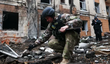 Oι Ρώσοι αφάνισαν κτήριο με Ουκρανούς στρατιώτες στην Κονσταντινόβκα – Πύρινη «σφαίρα» πάνω από το σημείο! (βίντεο)