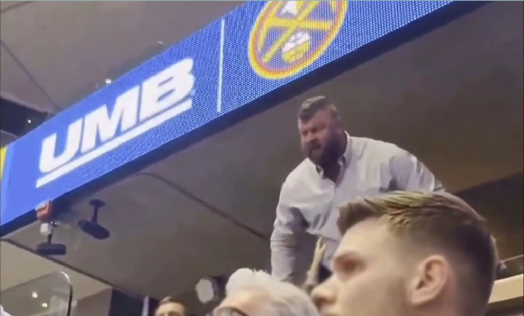 Αφηνιασμένος ο αδερφός του Ν.Γιόκιτς με φίλαθλο αντίπαλης ομάδας: Μόνο που δεν τον πλάκωσε στο ξύλο – Δείτε βίντεο