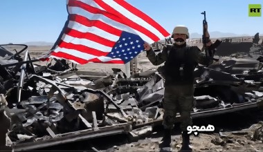 Οι Ιρανοί καταφτάνουν μαζικά στο σημείο των συντριμμιών των αμερικανικών C-130 – H αμερικανική σημαία ανάποδα