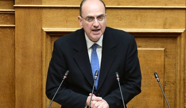 Σ.Κασσελάκης: «Ρωτάω με καλή πρόθεση… Κύριε Λαζαρίδη: Πού σπουδάσατε;»