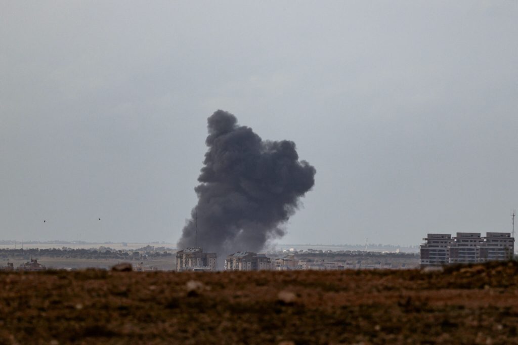 Πυρκαγιές σε εργοστάσιο πετροχημικών στο Αμπού Ντάμπι μετά από πτώση συντριμμιών