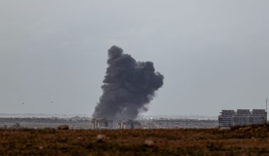 Πυρκαγιές σε εργοστάσιο πετροχημικών στο Αμπού Ντάμπι μετά από πτώση συντριμμιών