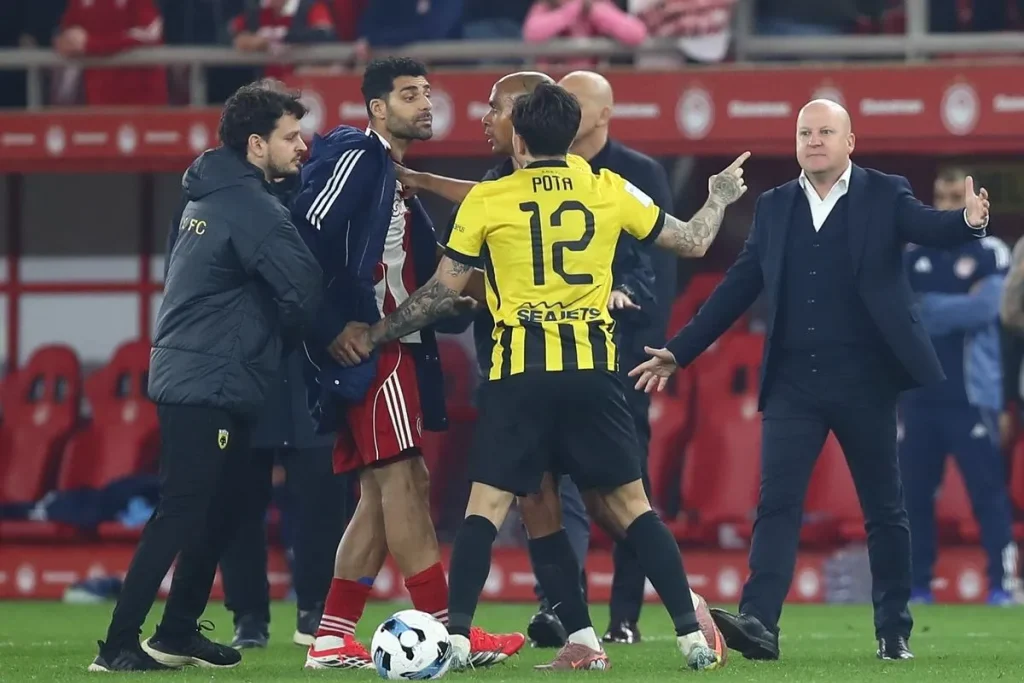 Ένταση ανάμεσα στον Ταρέμι και τον Λάζαρο Ρότα μετά το τέλος του ντέρμπι – Παραλίγο να ξεφύγει η κατάσταση (βίντεο)