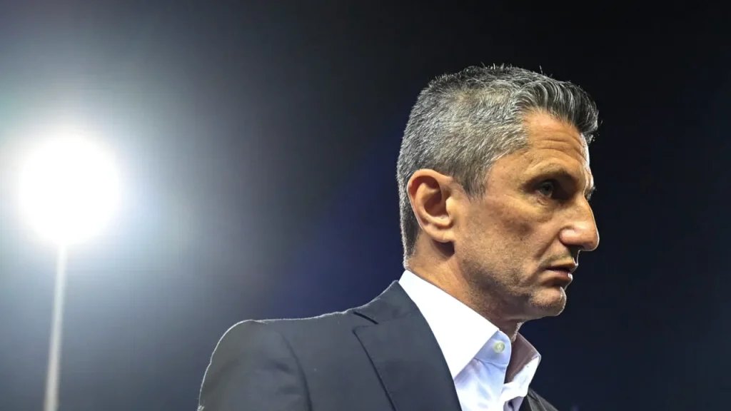 Πολύ δύσκολες ώρες για τον Ραζβάν Λουτσέσκου – Μεταβαίνει εκτάκτως στη Ρουμανία