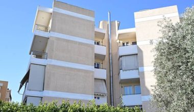 Γυναίκα έπεσε δύο φορές από τον 4ο όροφο και τραυματίστηκε πολύ σοβαρά