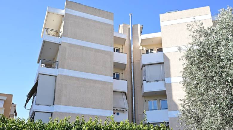 Γυναίκα έπεσε δύο φορές από τον 4ο όροφο και τραυματίστηκε πολύ σοβαρά