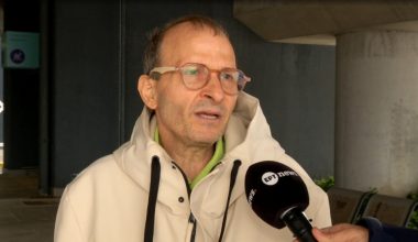 Θεσσαλονίκη: Άνδρας που έμεινε άστεγος κοιμάται μαζί με τον σκύλο του στο αεροδρόμιο «Μακεδονία» (βίντεο)