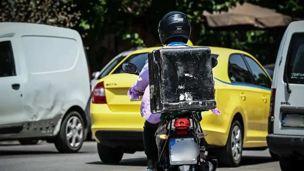 Καλλιθέα: Διανομέας παρέσυρε 12χρονο αγόρι – Στο νοσοκομείο ο ανήλικος