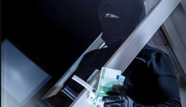 Θήβα: Κουκουλοφόροι μπούκαραν σε σπίτι και υπό την απειλή όπλου ξάφρισαν 200.000 ευρώ