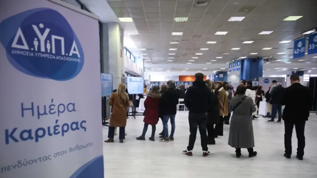 Νέο κυβερνητικό σκάνδαλο: Η ΔΥΠΑ «τάισε» με 1,268 εκατομμύρια ευρώ τον οργανωτή του «Athens Alitheia Forum»