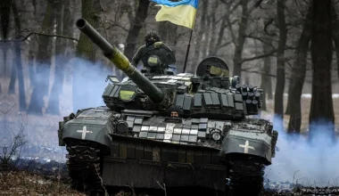 Ουκρανός δεν πρόλαβε να βγει από κατεστραμμένο άρμα μάχης T-64 & την πλήρωσε με τον χειρότερο τρόπο – Δείτε βίντεο