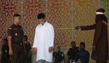 Ινδονησία: Με 100 ραβδίσματα τιμωρήθηκε ζευγάρι δημόσια για σεξουαλικές σχέσεις εκτός γάμου!