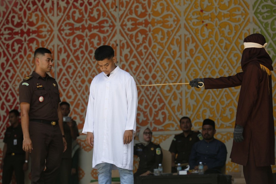 Ινδονησία: Με 100 ραβδίσματα τιμωρήθηκε ζευγάρι δημόσια για σεξουαλικές σχέσεις εκτός γάμου!